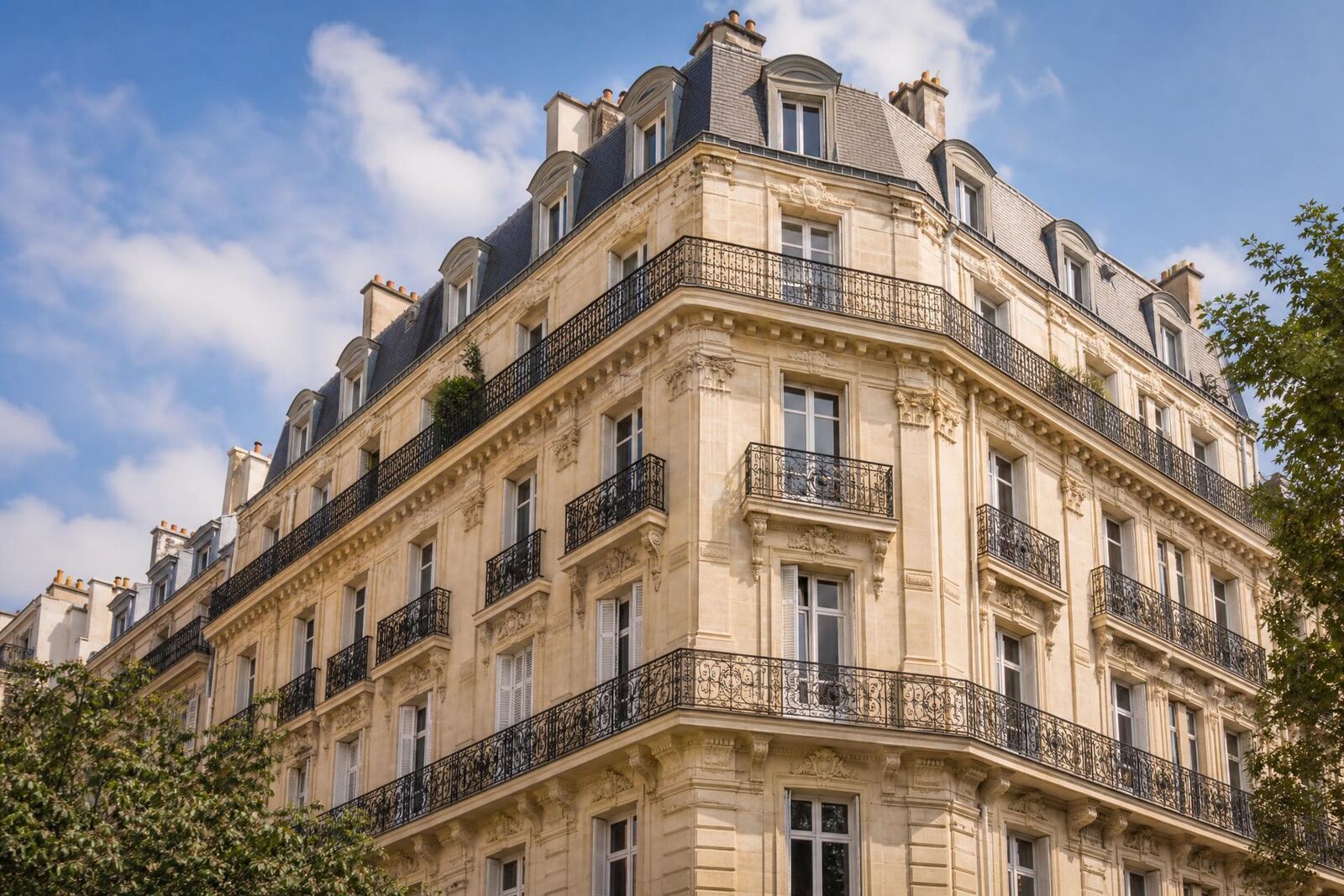 Immeubles haussmanniens parisiens au coucher du soleil
